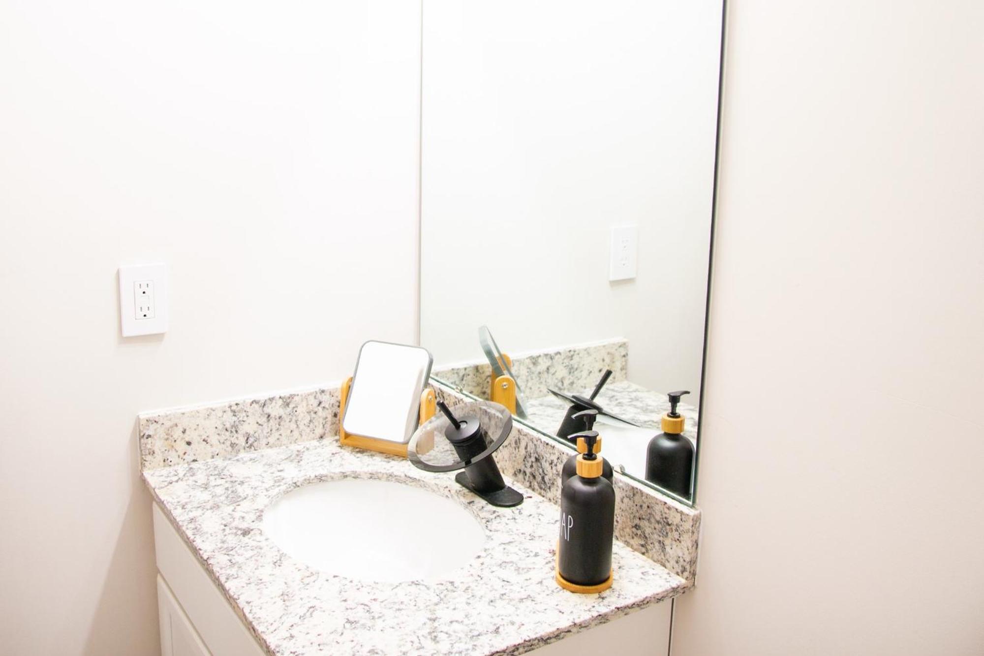 Hometel Premium Guest Suite W/ Private Entrance Ypsilanti Exteriér fotografie